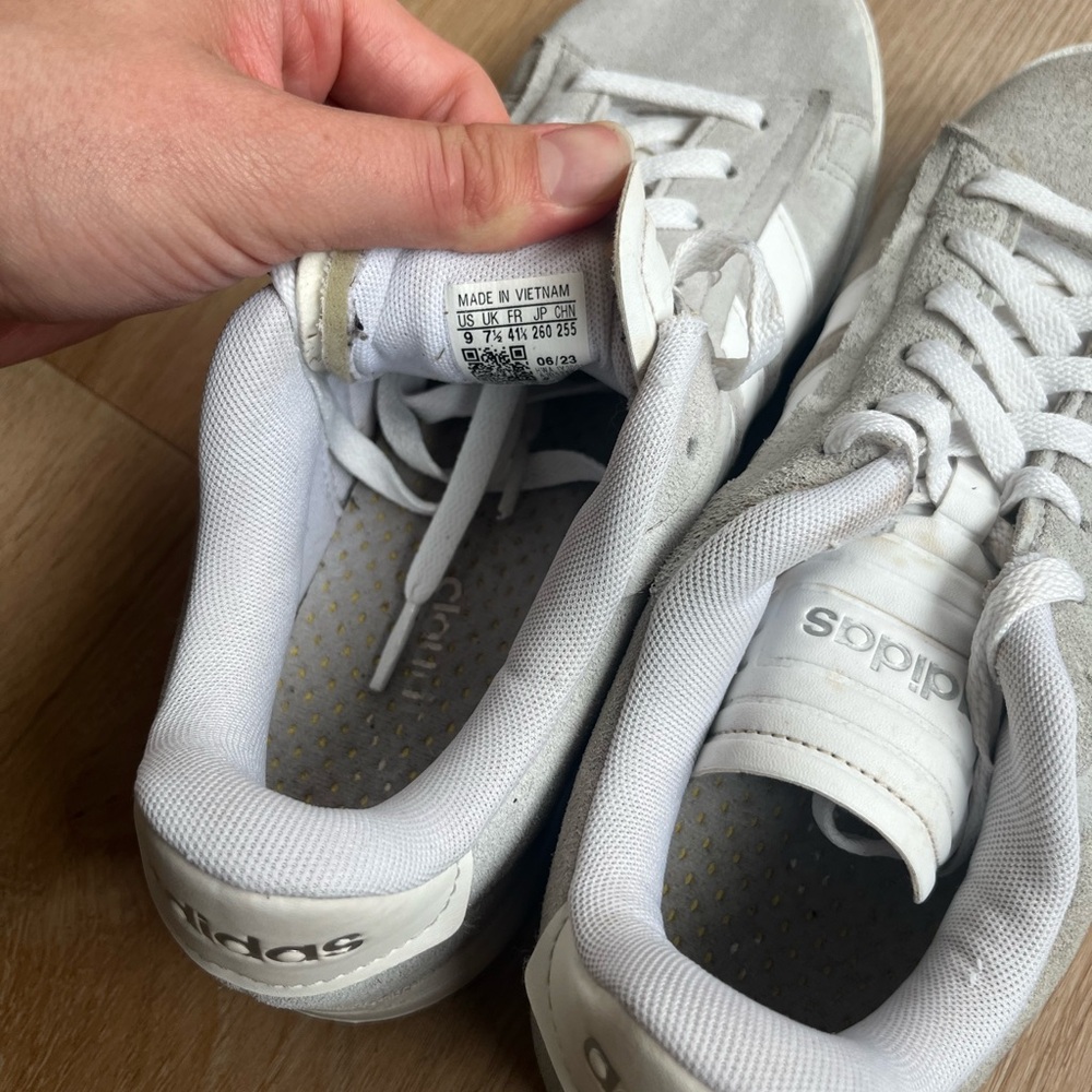 ADIDAS tennis shoe size 9 - Picture 6 of 8